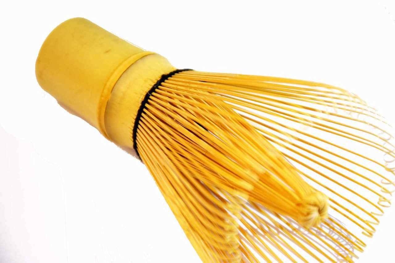 Bambusbesen (Chasen) für die Zubereitung von Matcha