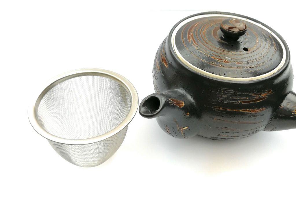 Japanische Teekanne mit Teesieb