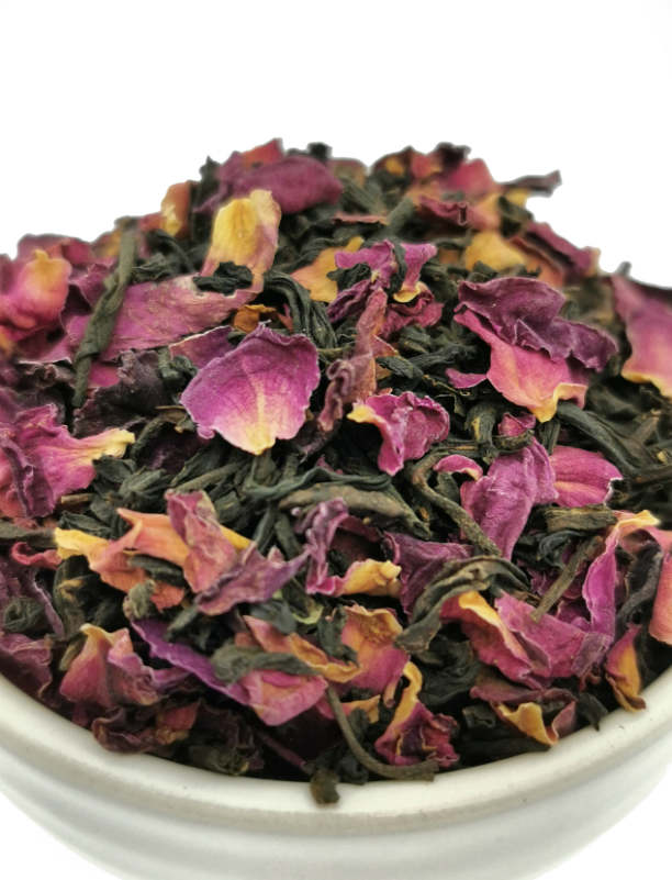 Schwarztee mit Rosenblüten