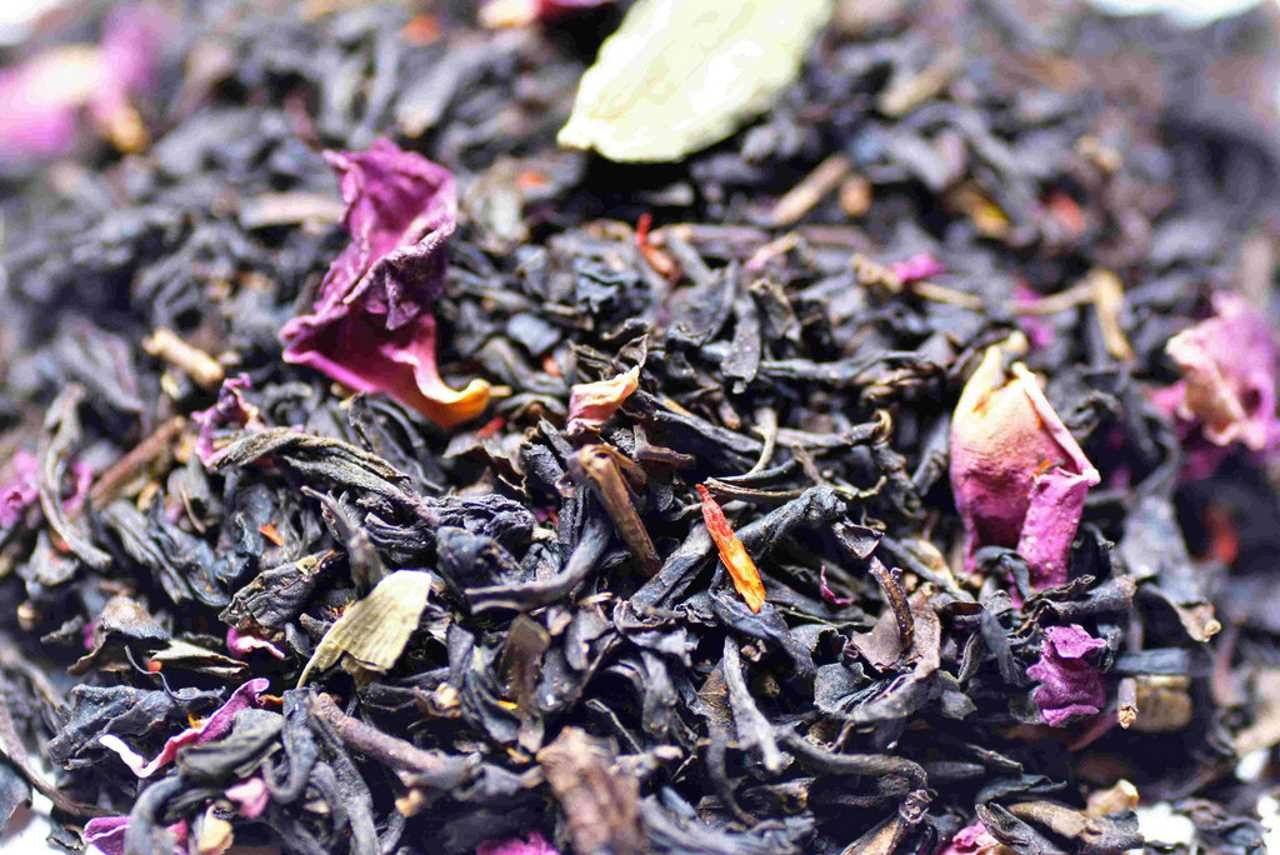 Persischer Tee ist ein schwarzer Tee mit Kardamom, Rosenblüten und Saflorblüten