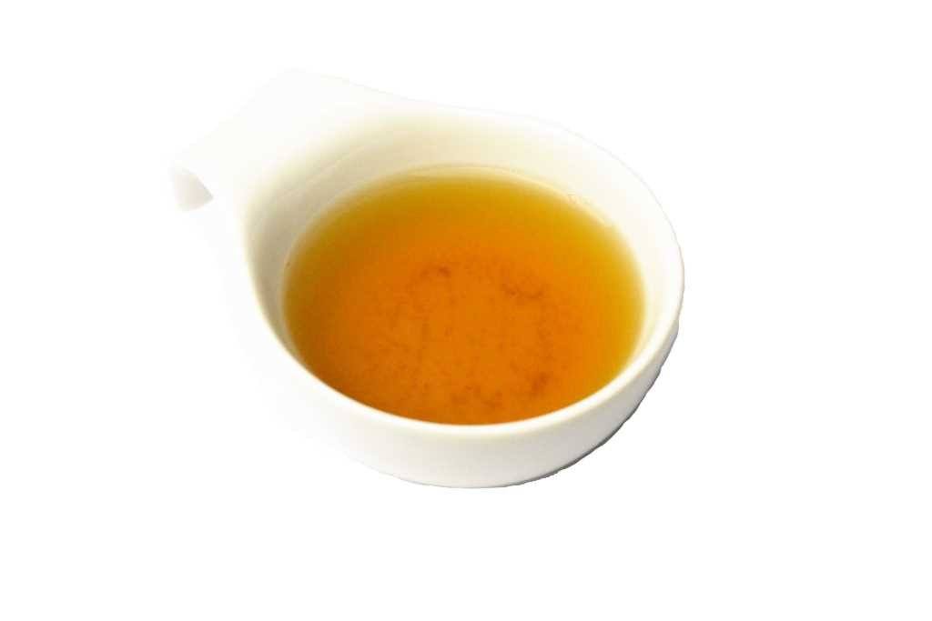 Gelb-organge Tassenfarbe des Persichen Tees