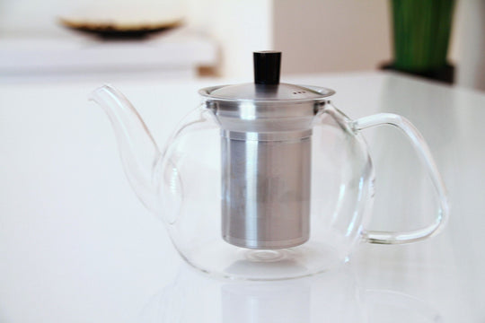 Teekanne aus Glas mit Teesieb